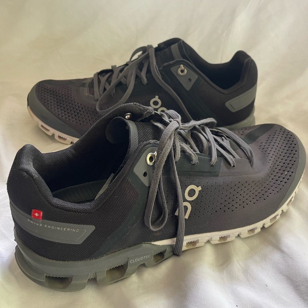 Oncloud Cloudflow Running shoes Mens Sz 9.5